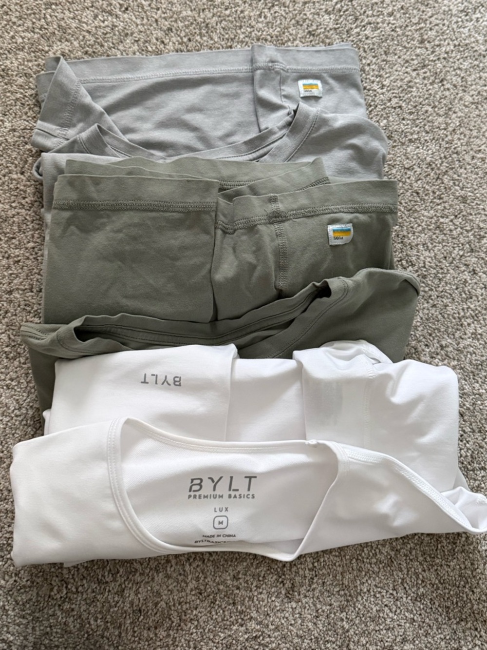 *BUNDLE 3 MEN’S TEE* Vuori x2 Tees, BYLT x1 Tee, ALL SZ MED EUC